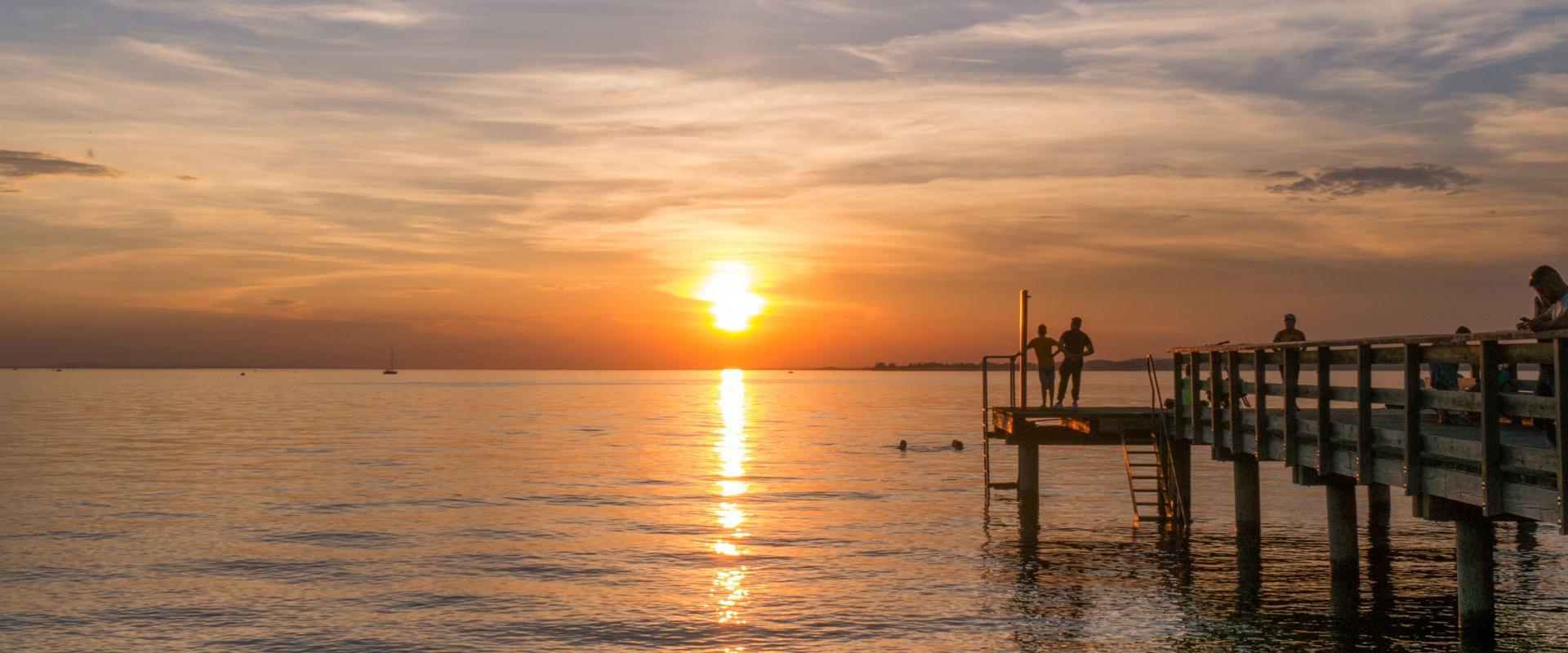 Sonnenuntergang an der Pipeline Bregenz