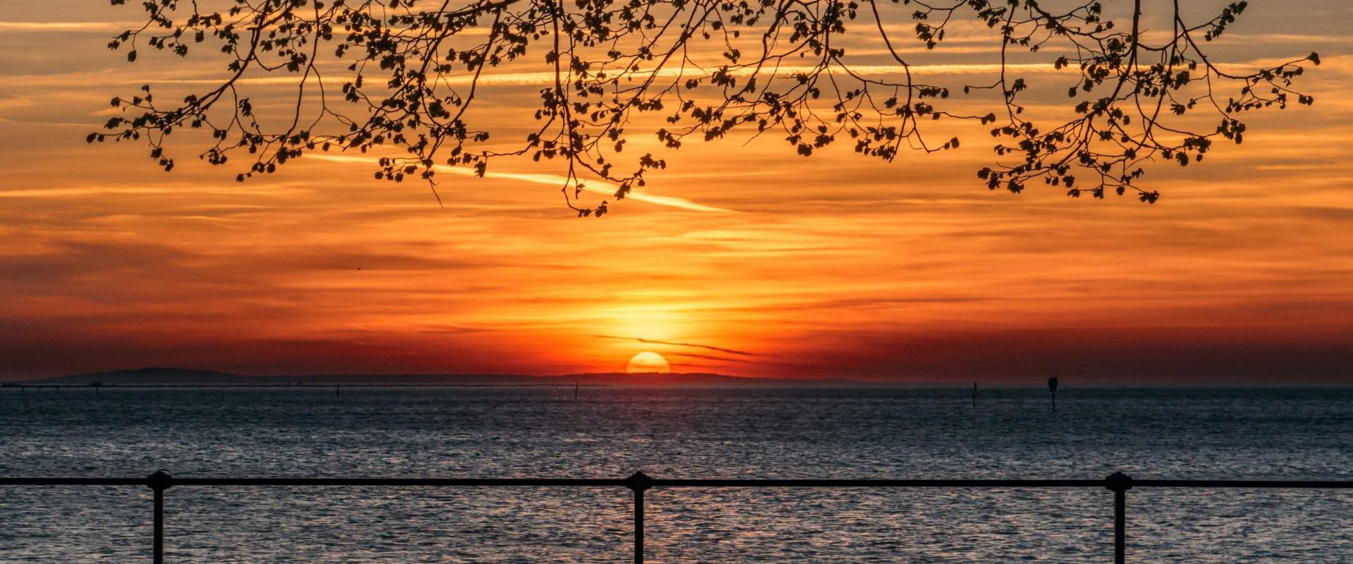 Sonnenuntergang an den Seeanlagen in Bregenz